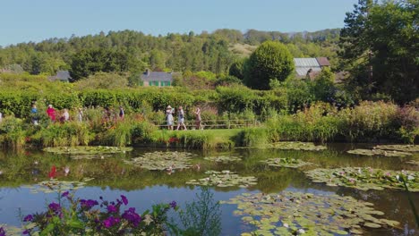 Die-Schöne-Szene-Der-Seerosen-Am-Teich-Von-Claude-Monet,-Besucher-Genießen-Wirklich-Die-Atemberaubende-Aussicht-In-Giverny,-Frankreich