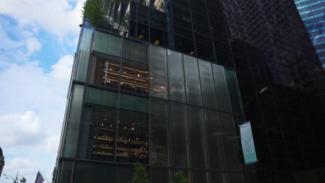 Panorama-Neigungsansicht-Eines-Modernen-Wolkenkratzergebäudes-In-New-York-City,-USA