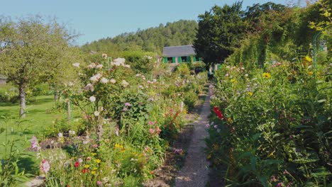 Erleben-Sie-Einen-Unglaublichen-Anblick-Von-Blumen-Und-Pflanzen-Im-Garten-Des-Claude-Monet-Park-In-Giverny,-Frankreich