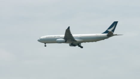 Cathay-Pacific-prepares-for-Landing-at-Suvarnabhumi-Airport,-Thailand