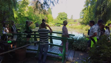 Los-Huéspedes-Exploran-El-Jardín-De-Claude-Monet-En-Francia.