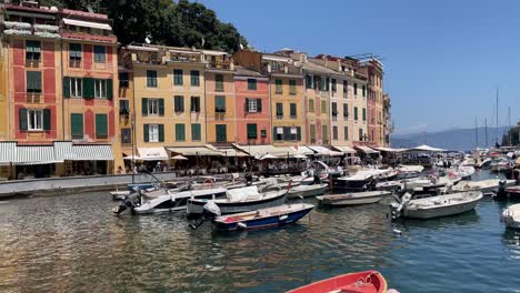 Schwenkansicht-Der-Boote-Auf-Dem-Wunderschönen-Azurblauen-Wasser-Des-Ligurischen-Meeres-In-Portofino,-Italien