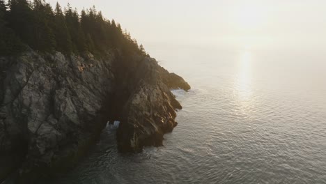 Impresionante-Vista-Del-Resplandor-Dorado-Del-Amanecer-Iluminando-Rocas-Irregulares-En-La-Audaz-Costa-De-Maine