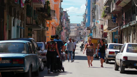 Los-Lugareños-Caminando-Por-Medio-De-La-Carretera-En-La-Típica-Calle-Cubana-En-Un-Día-Soleado