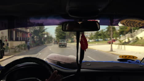 POV-Aus-Dem-Inneren-Eines-Kubanischen-Taxis,-Das-Die-Straße-In-Havanna-Entlang-Fährt