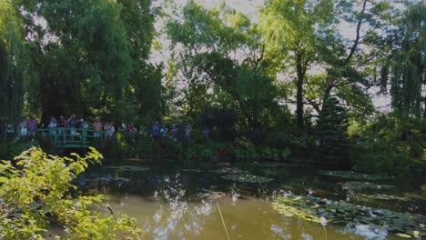 Ein-Blick-Auf-Seerosen-Im-Teich-Von-Claude-Monet,-Während-Besucher-Eine-Majestätische-Aussicht-Von-Der-Brücke-In-Giverny,-Frankreich,-Genießen