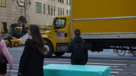 Zeitlupenkamerafahrt-Eines-Gelben-Lieferwagens,-Der-Eine-Belebte-Kreuzung-In-New-York-City,-USA,-überquert