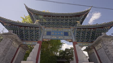 Personas-De-Minorías-étnicas-Caminando-En-La-Aldea-Cerca-Del-Templo-En-Yunnan,-China