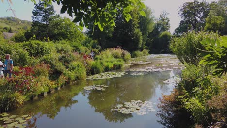 Ein-Blick-Auf-Seerosen-Im-Teich-Von-Claude-Monet,-Während-Besucher-Eine-Majestätische-Aussicht-Genießen,-Giverny,-Frankreich