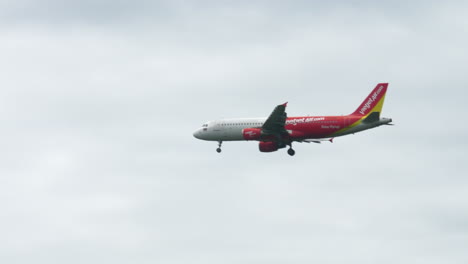 Thai-Vietjet-Air-Bereitet-Sich-Auf-Die-Landung-Am-Flughafen-Suvarnabhumi,-Thailand-Vor