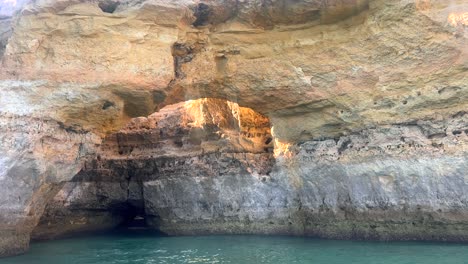Gran-Cueva-Nido-De-Pájaro-En-Albufeira-Portugal
