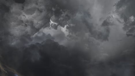 Relámpago-Tormenta-Flash-En-Las-Nubes-Oscuras