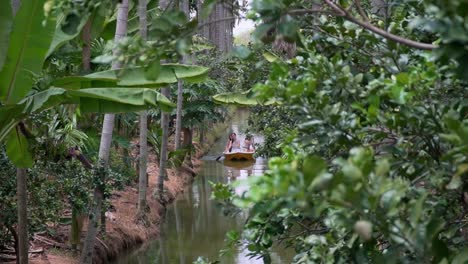 Drei-Weibliche-Touristen-Genießen-Eine-Malerische-Bootsfahrt-Durch-Einen-Mangroven-Dschungelwald-In-Krabi,-Thailand