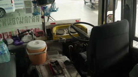 Nahaufnahme-Eines-Leeren-Busfahrersitzes-In-Bangkok,-Thailand