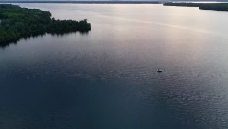 Reflexionen-über-Der-Idyllischen-Meereslandschaft-Bei-Sonnenuntergang-Im-Lake-Rosseau,-Ontario,-Kanada