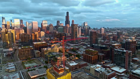Luftaufnahme-Weg-Von-Einem-Baukran-Mit-Der-Skyline-Von-Chicago-Im-Hintergrund