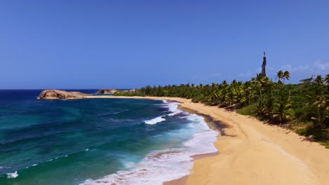 Strand-Auf-Einer-Tropischen-Insel,-Palmen,-Goldener-Sand-Und-Blaues-Wasser