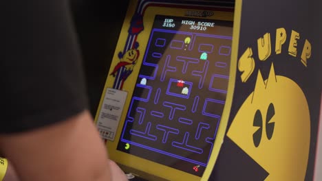 Mann-Spielt-Pac-Man-Arcade-Spiel-Auf-Der-Connecturday-Convention-In-Costa-Rica