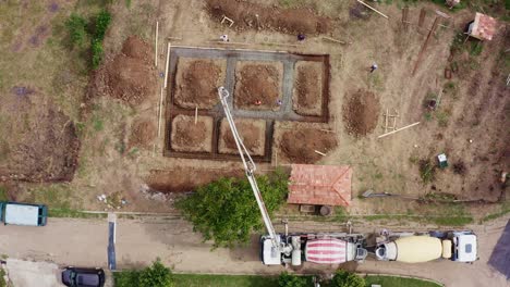 Los-Camiones-De-Hormigón-Mixto-Utilizan-Una-Bomba-De-Pluma-De-Largo-Alcance-Para-La-Entrega-En-El-Sitio