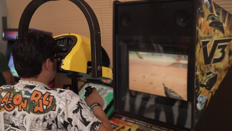 Mann-Spielt-VR-Shooter-Arcade-Spiel-Auf-Der-Connecturday-Convention-In-Costa-Rica