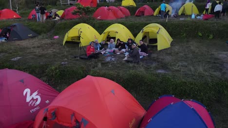 Eine-Gruppe-Von-Campern-Winkte-Der-Drohne-Zu-Und-Die-Drohne-Zeigte-Einen-Wunderschönen-Blick-Auf-Das-Campen-Auf-Dem-Klangon-Hügel,-Mount-Merapi