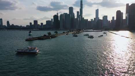 Vista-Aérea-Volando-Sobre-Barcos-Conduciendo-A-Través-De-La-Esclusa-Del-Puerto-De-Chicago,-Soleado-Estados-Unidos