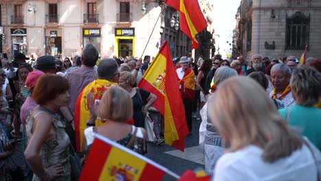 Manifestación-En-Barcelona-Apoyando-La-Unidad-Española:-Multitudes,-Banderas-Y-Discursos-Públicos-Contra-El-Movimiento-Independentista-De-Cataluña.