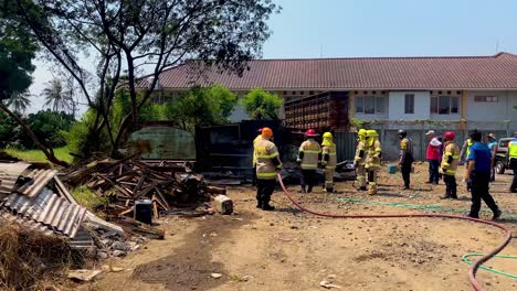 Feuerwehrmann-Löschte-Ein-Brennendes-Gebäude-Im-Ländlichen-Indonesien,-Zeitlupe
