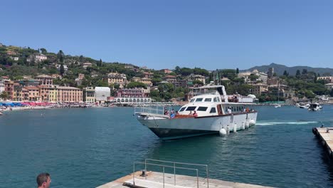 Transbordadores-Navegando-Hacia-El-Muelle-De-Santa-Margherita-Ligure,-Italia