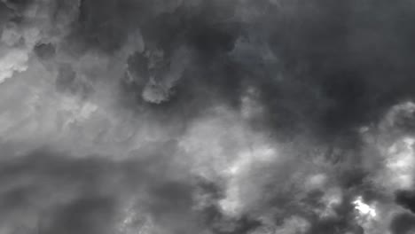 Cielo-Tormentoso-Con-Nubes-Dramáticas-Y-Oscuras-Provenientes-De-Una-Poderosa-Tormenta-Supercélula