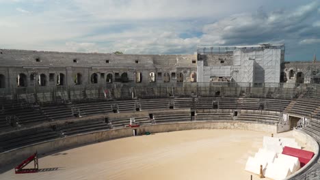 Schwenkaufnahme-Der-Arena-Von-Nîmes,-Die-Anmutig-Durch-Das-Bemerkenswerte-Römische-Amphitheater-Gleitet