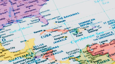 Nahaufnahme-Des-Landeswortes-Kuba-Auf-Einer-Weltkarte-Mit-Dem-Detaillierten-Namen-Der-Hauptstadt
