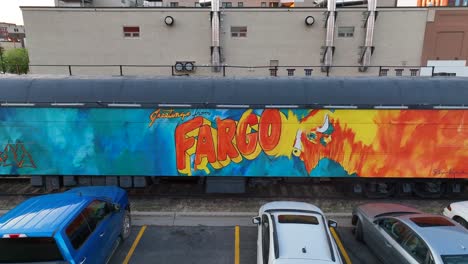 Grüße-Aus-Fargo-Wandgemälde-Auf-Einem-Zugwaggon-In-Der-Innenstadt-Von-Fargo,-North-Dakota