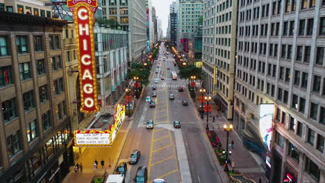 Luftaufnahme-über-Den-Verkehr-Auf-Der-North-State-Street,-Vorbei-Am-Theater-In-Loop,-Chicago