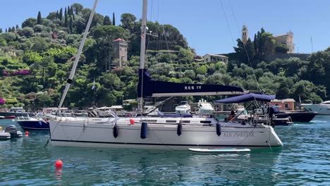 Boote-Legen-Im-Kleinen-Hafen-Von-Portofino,-Italien-An