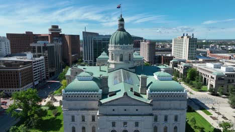 Indiana-state-capitol-building-and-statehouse-in-downtown-Indianapolis,-IN