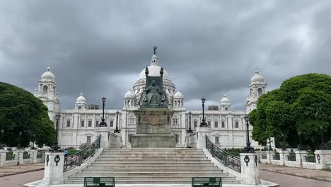 Toma-Estática-De-Escaleras-De-Mármol-Que-Conducen-A-La-Reina-Victoria-Sentada-Frente-Al-Monumento-A-Victoria-En-Kolkata,-India,-En-Un-Día-Nublado