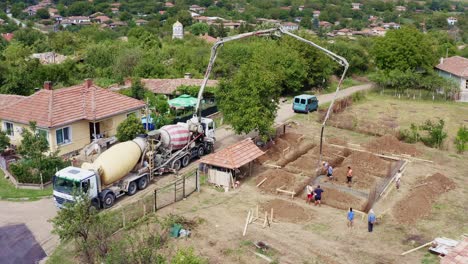 Fertigbeton-LKWs-Verwenden-Eine-Hydraulische-Langstrecken-Boompumpe,-Drohnenaufnahme