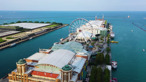Luftaufnahme-über-Dem-Navy-Pier,-Sonniger-Sommerabend-In-Chicago,-USA