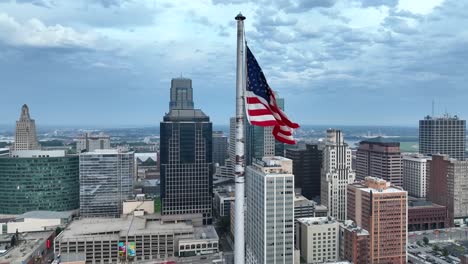 Bandera-Estadounidense-Ondeando-Patrióticamente-Frente-Al-Horizonte-De-La-Ciudad-De-Kansas