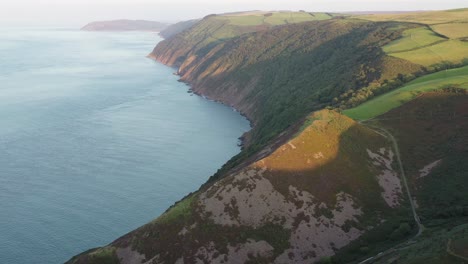 Drohnenaufnahme,-Die-Sich-Nach-Oben-Neigt,-Während-Sie-Bei-Sonnenuntergang-Im-Vereinigten-Königreich-Auf-Die-Küste-Von-North-Devon-Blickt