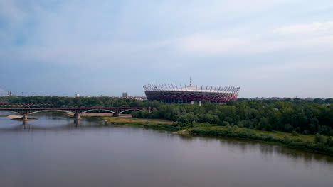 Totale-Des-PGE-Narodowy-Stadions,-Einem-Monumentalen-Städtischen-Wahrzeichen-In-Polen