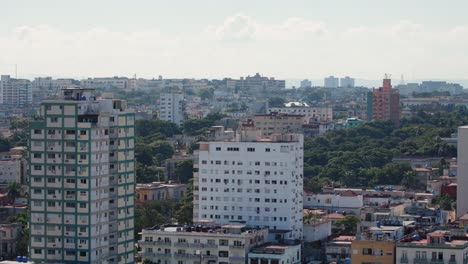 Edificios-Del-Paisaje-Urbano-En-La-Azotea-En-La-Habana,-Cuba