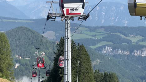 Seilbahn-In-Zauberberg-Semmering,-In-Österreich,-Gefilmt-In-4K-30-Fps-Von-Unten