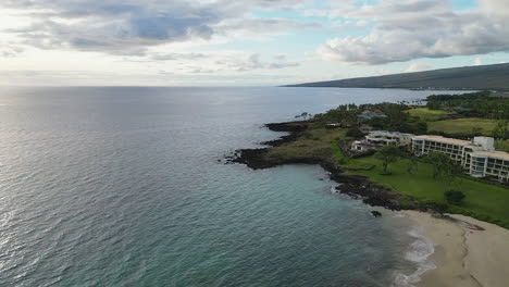 Amazing-establishing-aerial-shot-of-Hapuna-beach-in-Hawaii,-lowering-to-beach