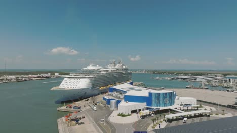 Vista-Aérea-Del-Crucero-Royal-Caribbean-Allure-Of-The-Seas-En-La-Terminal-De-Cruceros-Royal-Caribbean-En-Galveston,-Texas