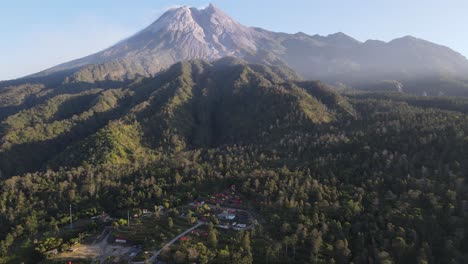 Vista-Aérea,-Hermoso-Monte-Merapi-Con-Naturaleza-Fresca-Por-La-Mañana-Con-Un-Cielo-Azul-Claro