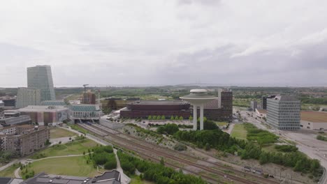 Volando-Hacia-El-Estadio-De-Malmo-Y-El-Tren-A-La-Estación-De-Tren-En-Hyllie,-Malmo,-Suecia