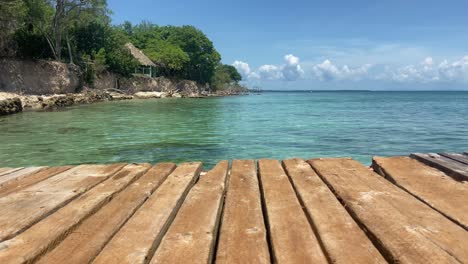 Traumhafte-Aussicht-Von-Einem-Holzsteg-Am-Tropischen-Strand-Der-Kolumbianischen-Karibik