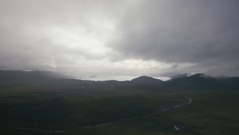 Stürmische-Wolken-Und-Sonnenstrahlen-über-Dem-Bergsee